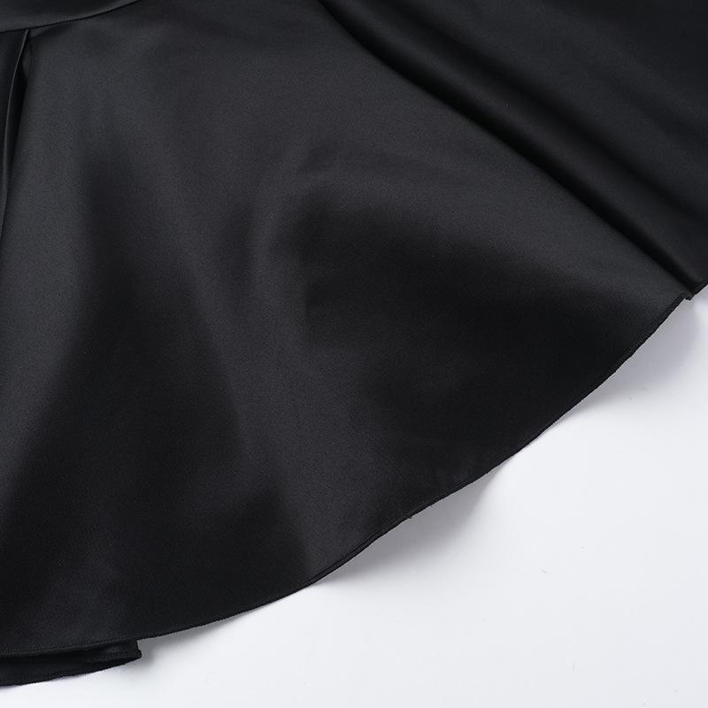 Mini-robe camisole dos nu à col en V profond et smocké 