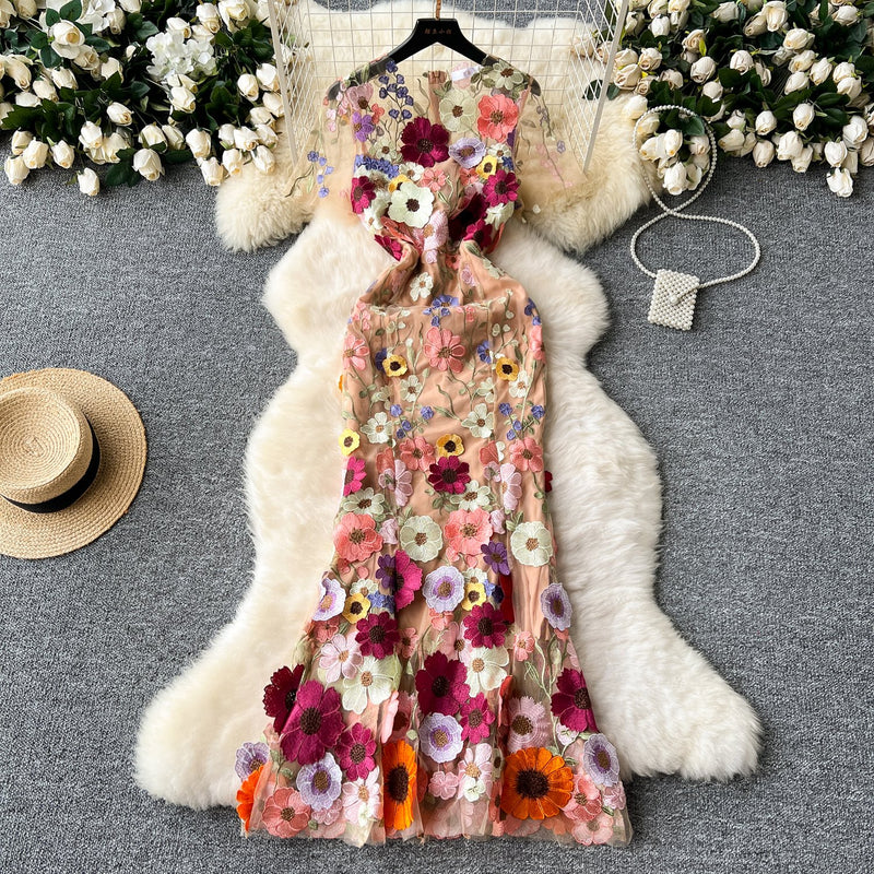 Robe longue zippée à col ras du cou et manches courtes avec broderie florale 