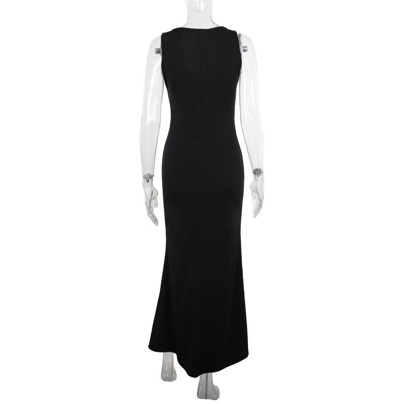Robe longue unie à col en V profond et appliques florales 