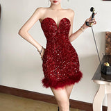 Vestido mini de tubo con escote en forma de corazón y plumas brillantes 