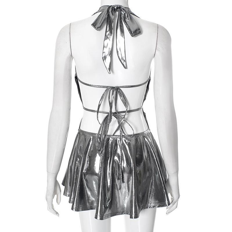 Minivestido metalizado con cuello halter, espalda descubierta y lazo 