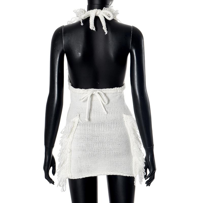 Mini-robe dos nu en tricot à nouer soi-même avec pompons 