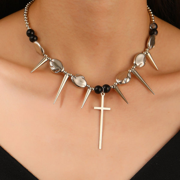Collier ras du cou avec pendentif en croix et rivet