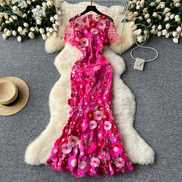Robe longue zippée à col ras du cou et manches courtes avec broderie florale 