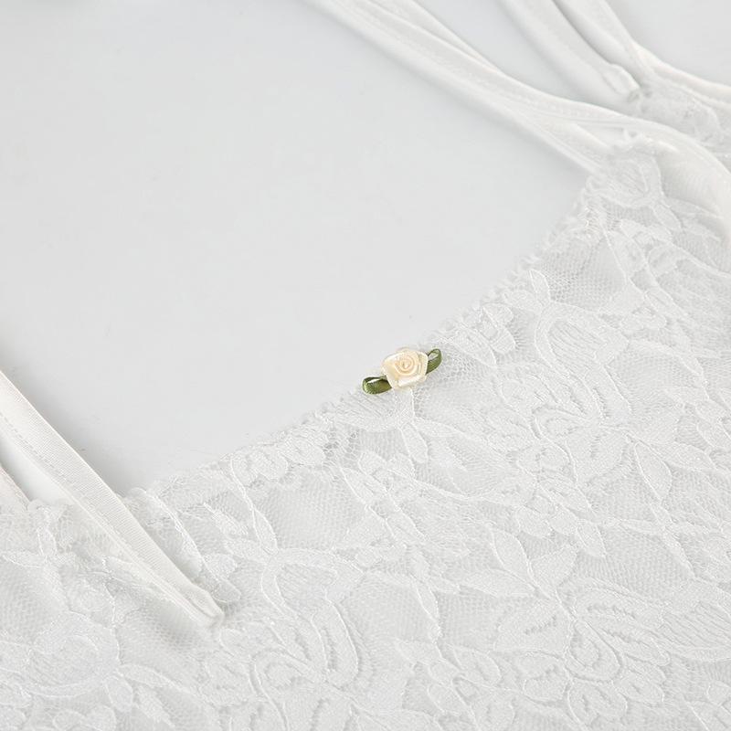 Vestido mini de tirantes finos con cuello en U, apliques florales y encaje 