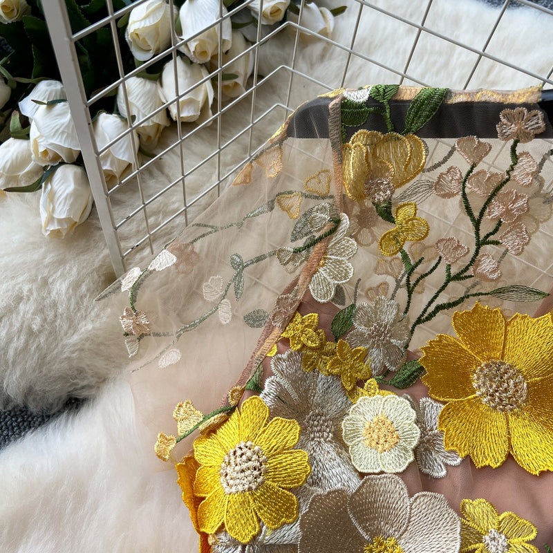 Robe longue zippée à col ras du cou et manches courtes avec broderie florale 