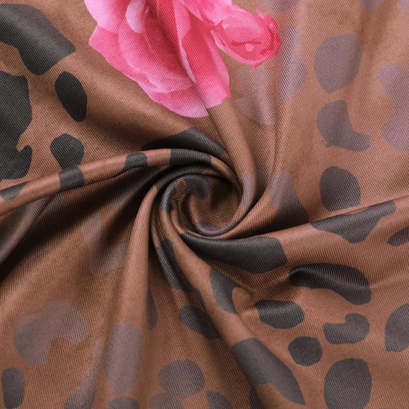 Robe longue froncée à imprimé fleuri et col bénitier 
