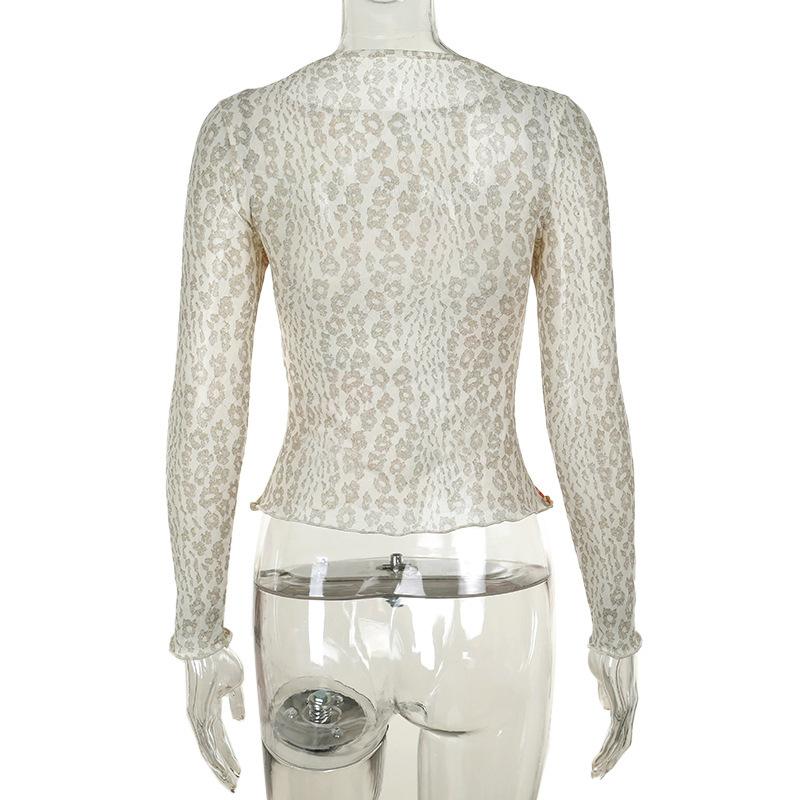 Top de manga larga con cuello redondo y malla transparente con estampado de mariposas 