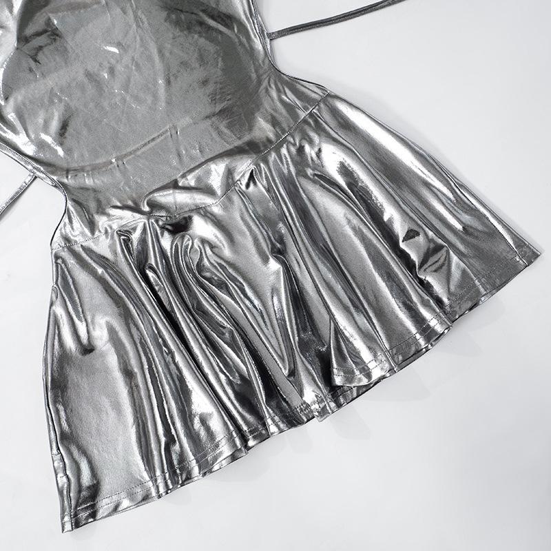 Minivestido metalizado con cuello halter, espalda descubierta y lazo 