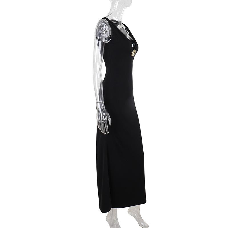 Robe longue unie à col en V profond et appliques florales 