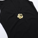 Robe longue unie à col en V profond et appliques florales 
