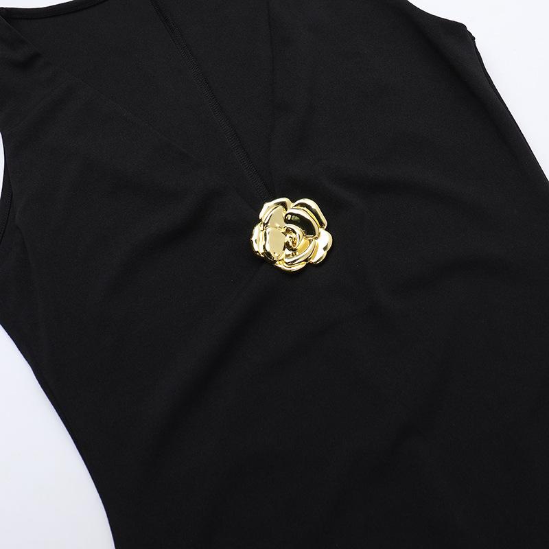 Robe longue unie à col en V profond et appliques florales 