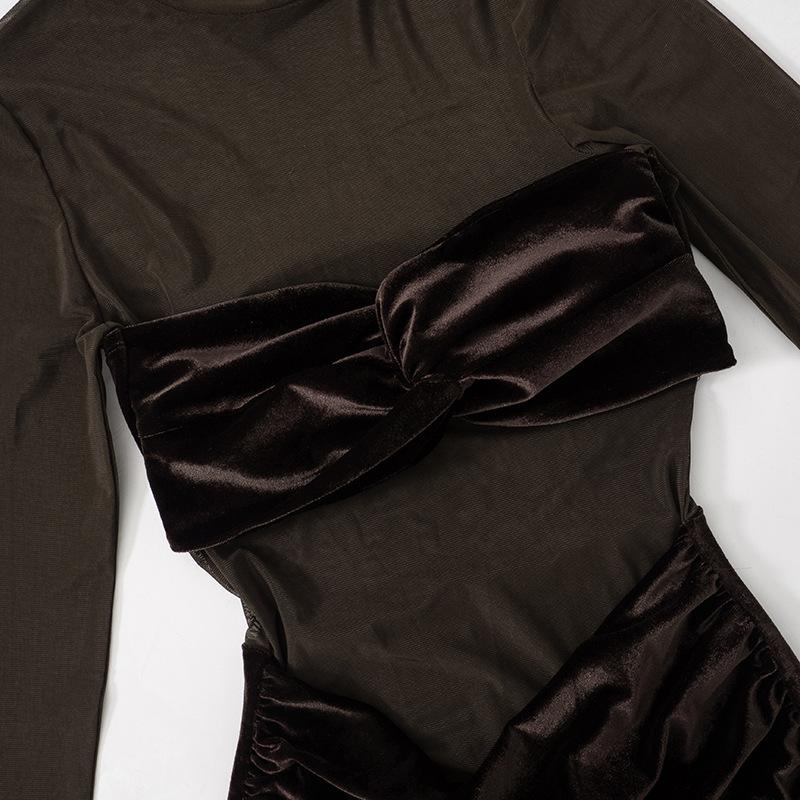 Mini-robe froncée en velours à manches longues et col haut 