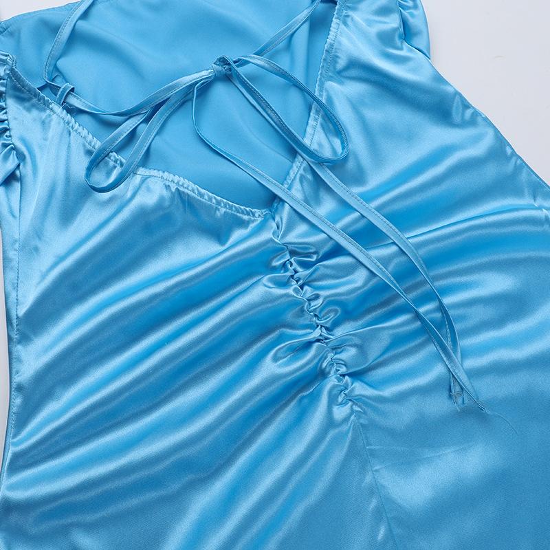 Robe longue en satin froncé à dos croisé et col carré 