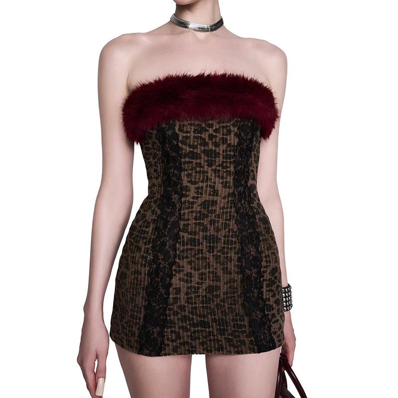 Vestido mini de tubo con espalda descubierta y contraste con estampado esponjoso 