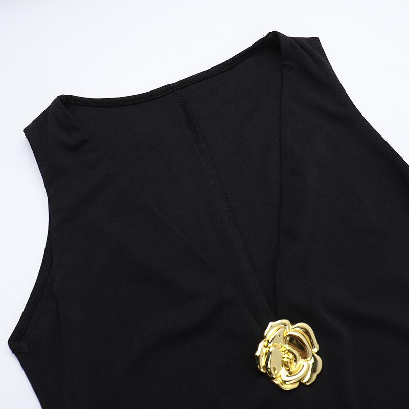 Robe longue unie à col en V profond et appliques florales 
