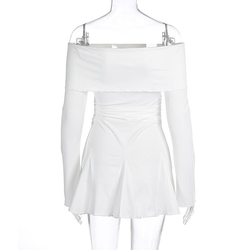 Vestido mini con volantes fruncidos y manga larga con hombros descubiertos 