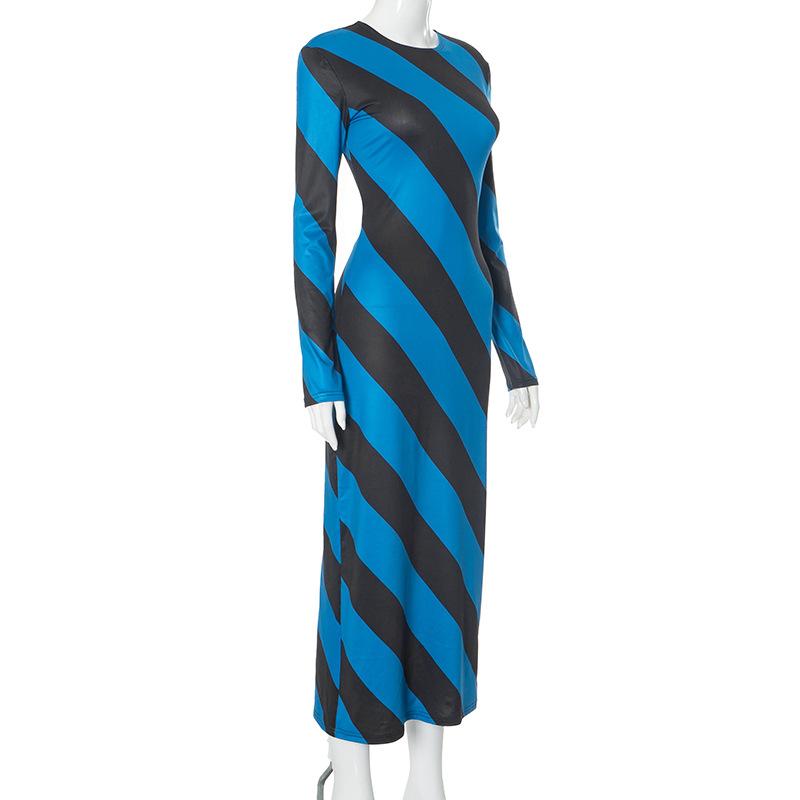 Robe midi à manches longues, col ras du cou et fentes en sergé imprimé 