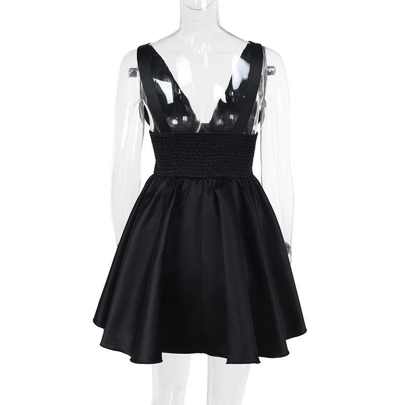 Mini-robe camisole dos nu à col en V profond et smocké 