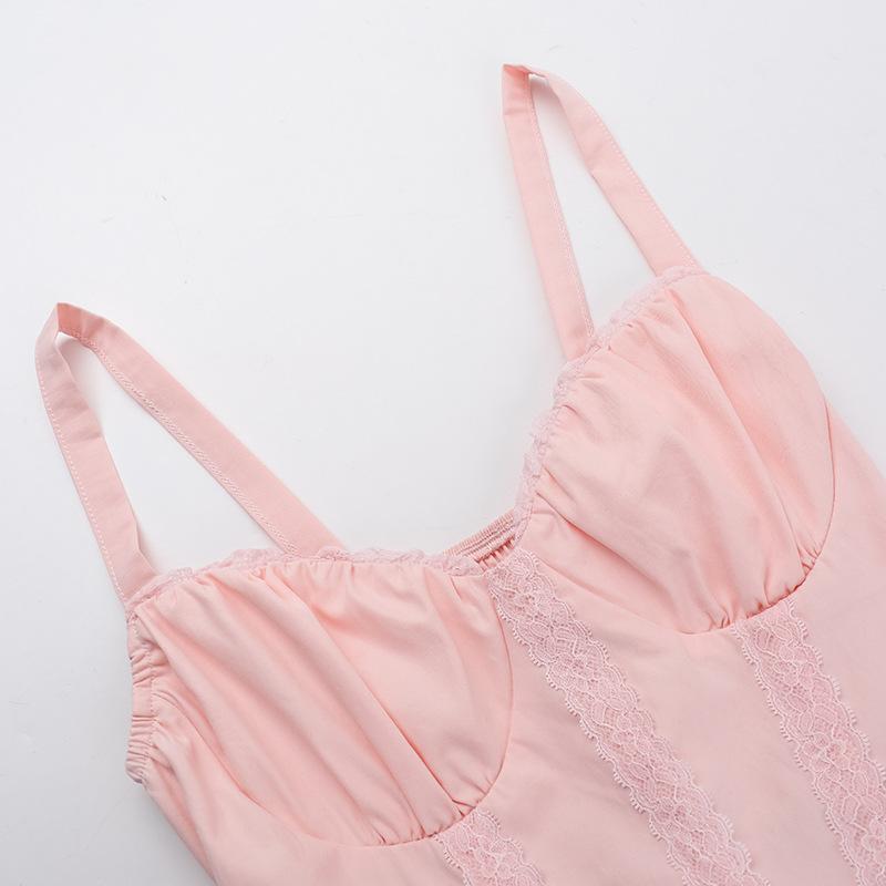 Robe courte froncée à col en V et nœud papillon 