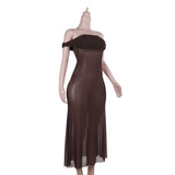Vestido largo de malla fruncida con hombros descubiertos y transparencias 