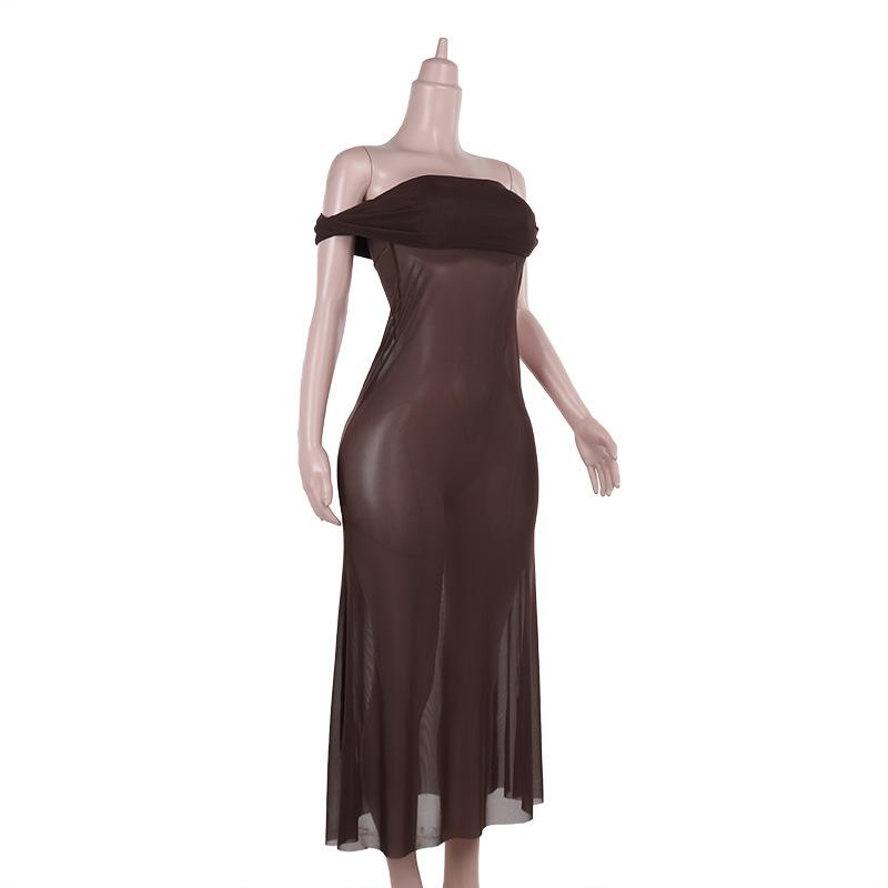 Vestido largo de malla fruncida con hombros descubiertos y transparencias 