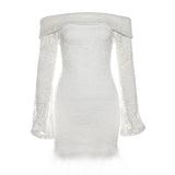 Mini-robe en dentelle à plumes et manches longues évasées à épaules dénudées 