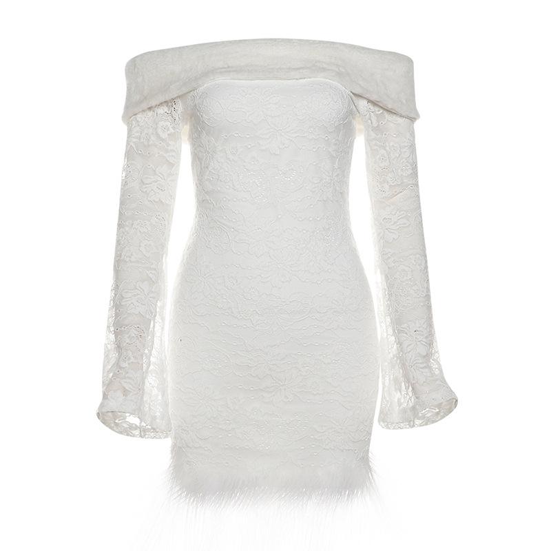 Mini-robe en dentelle à plumes et manches longues évasées à épaules dénudées 
