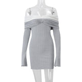 Mini-robe texturée froncée à manches longues et épaules dénudées 