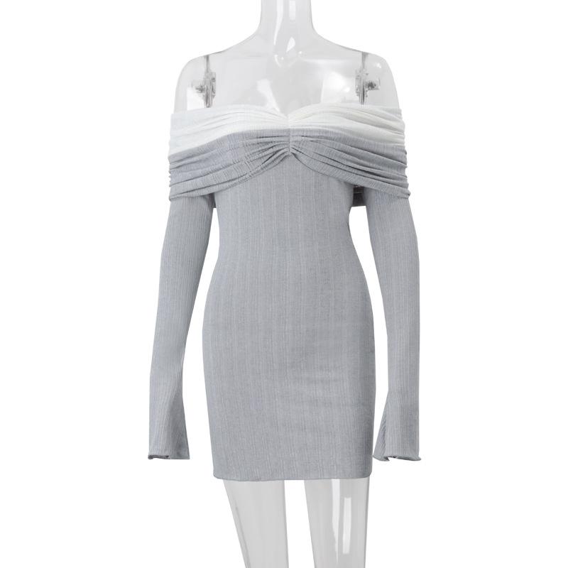 Mini-robe texturée froncée à manches longues et épaules dénudées 