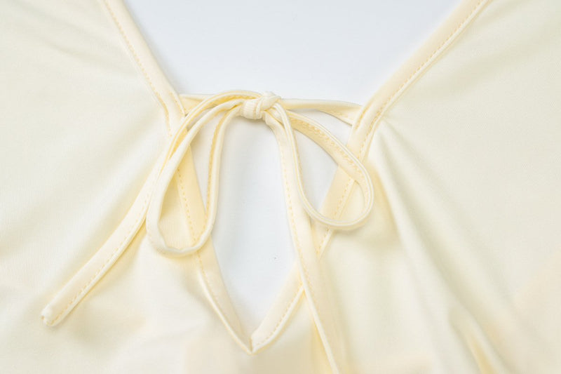 Robe longue unie à volants et col en V avec fente et lien à nouer 