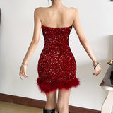 Vestido mini de tubo con escote en forma de corazón y plumas brillantes 