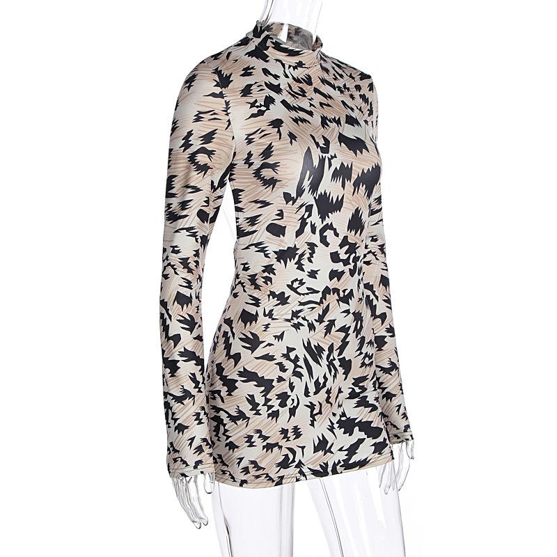 Mini-robe dos nu à manches longues et col ras du cou 