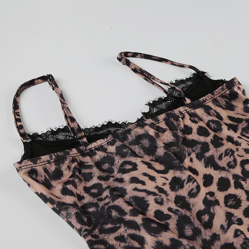 Mini-robe camisole à imprimé léopard avec col en V et ourlet en dentelle 