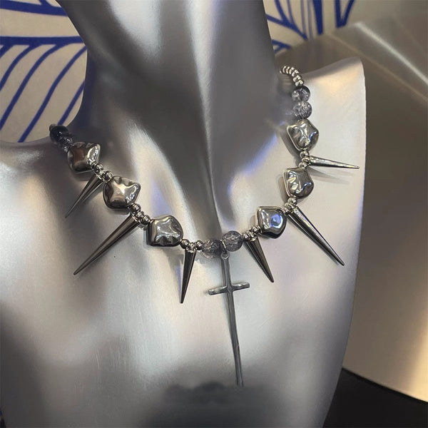 Collier ras du cou en métal avec rivets en croix argentée