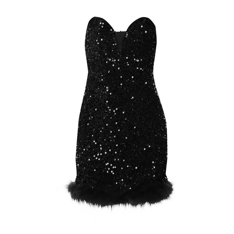 Vestido mini de tubo con escote en forma de corazón y plumas brillantes 