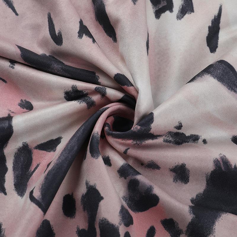 Vestido largo sin espalda y cuello alto con estampado de leopardo 