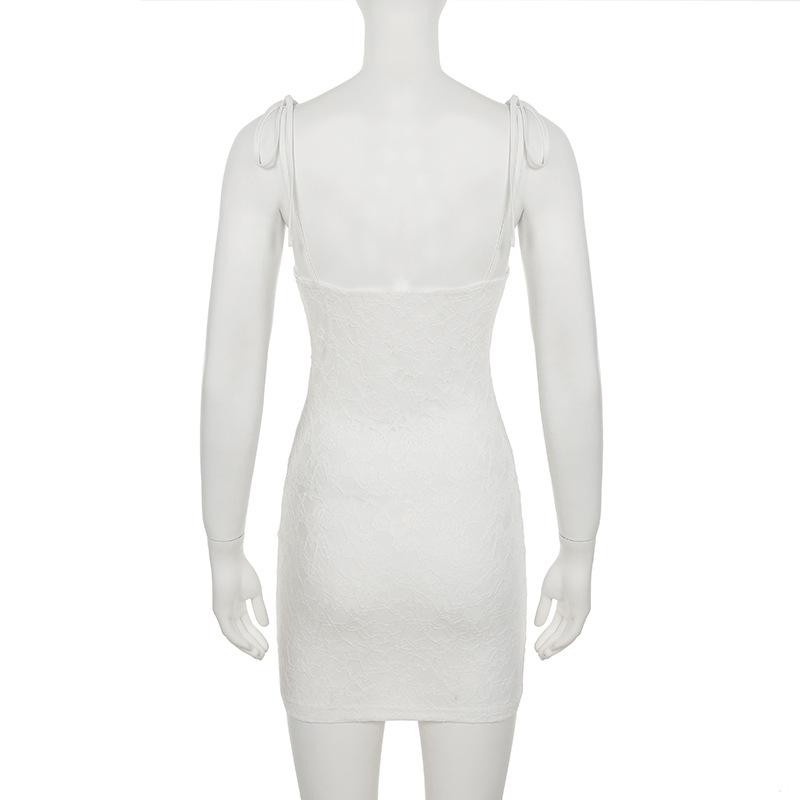 Vestido mini de tirantes finos con cuello en U, apliques florales y encaje 