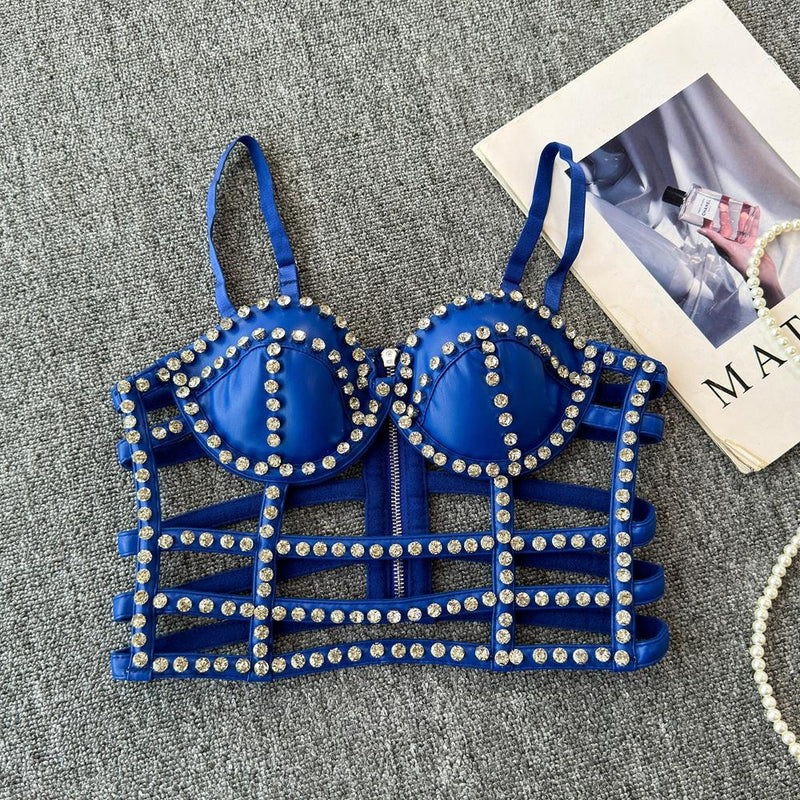 Top acolchado con cuello en V, cremallera y cuentas caladas 