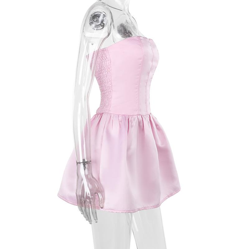 Mini-robe tube unie en satin froncé à smocks 