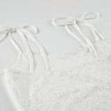 Vestido mini de tirantes finos con cuello en U, apliques florales y encaje 