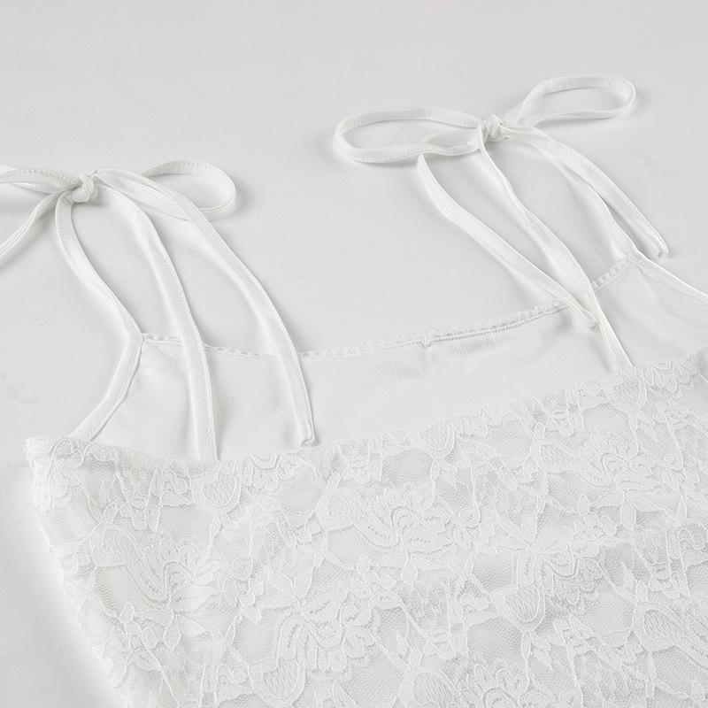 Vestido mini de tirantes finos con cuello en U, apliques florales y encaje 