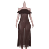 Vestido largo de malla fruncida con hombros descubiertos y transparencias 