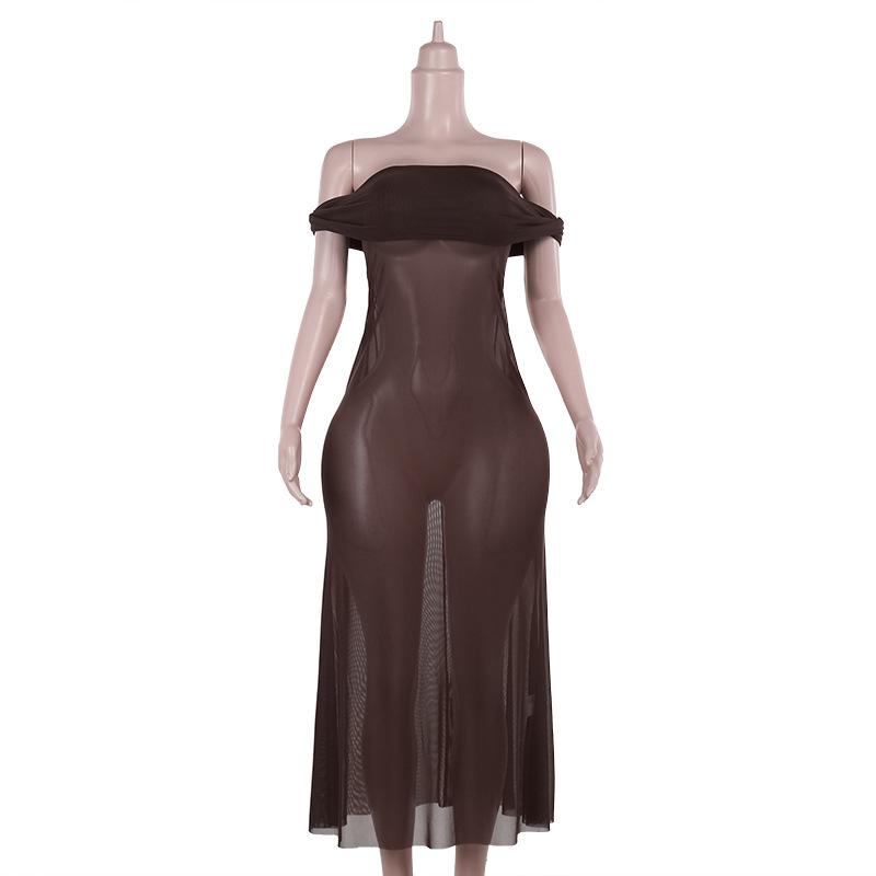 Vestido largo de malla fruncida con hombros descubiertos y transparencias 