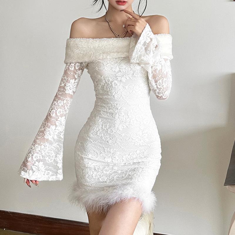 Mini-robe en dentelle à plumes et manches longues évasées à épaules dénudées 