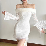 Mini-robe en dentelle à plumes et manches longues évasées à épaules dénudées 