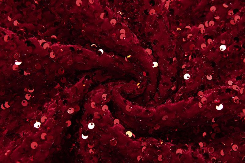 Vestido mini de tubo con escote en forma de corazón y plumas brillantes 