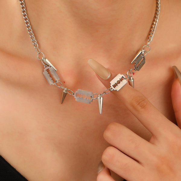 Collier ras du cou avec pendentif en croix et rivet