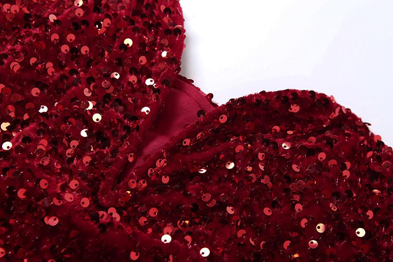 Vestido mini de tubo con escote en forma de corazón y plumas brillantes 