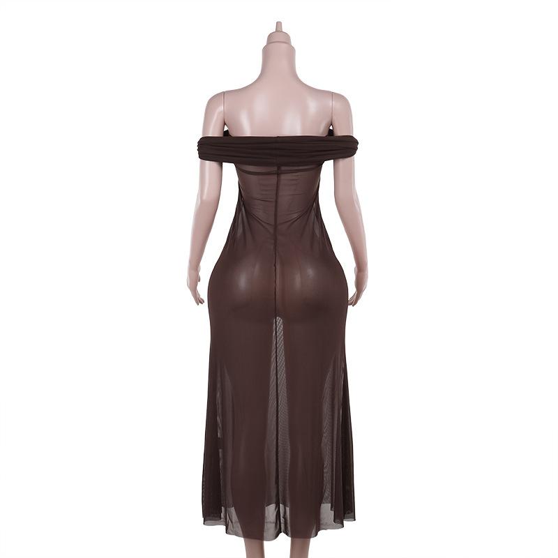 Vestido largo de malla fruncida con hombros descubiertos y transparencias 